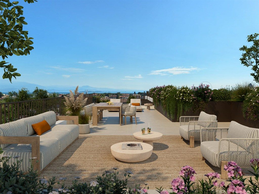 Attico trilocale con terrazzo sundeck vista lago !